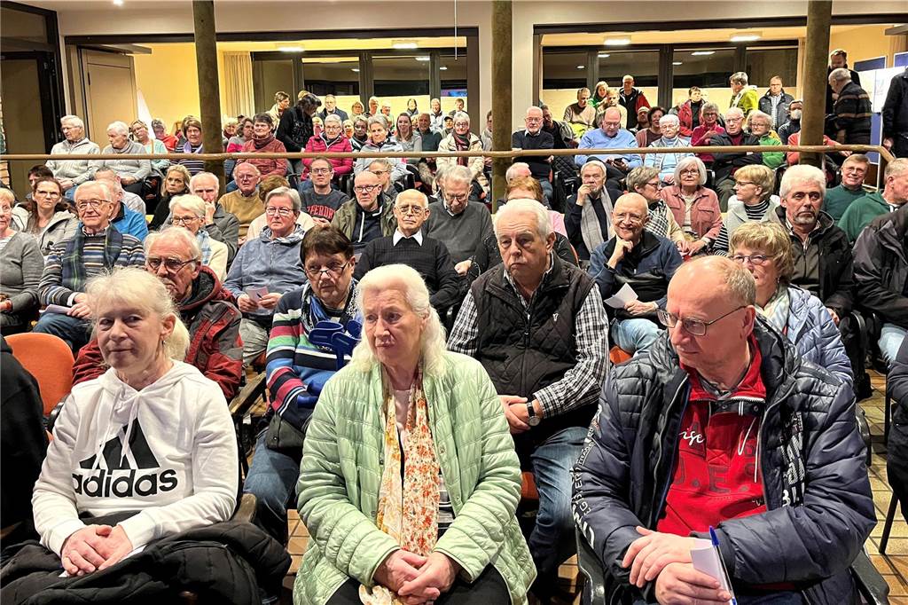 Kirchenabriss in St. Laurentius: Pfarrei baut einen neuen Zukunftsort Ein Blick auf die Gäste des Info-Abends zu den Bauplänen in St. Laurentius