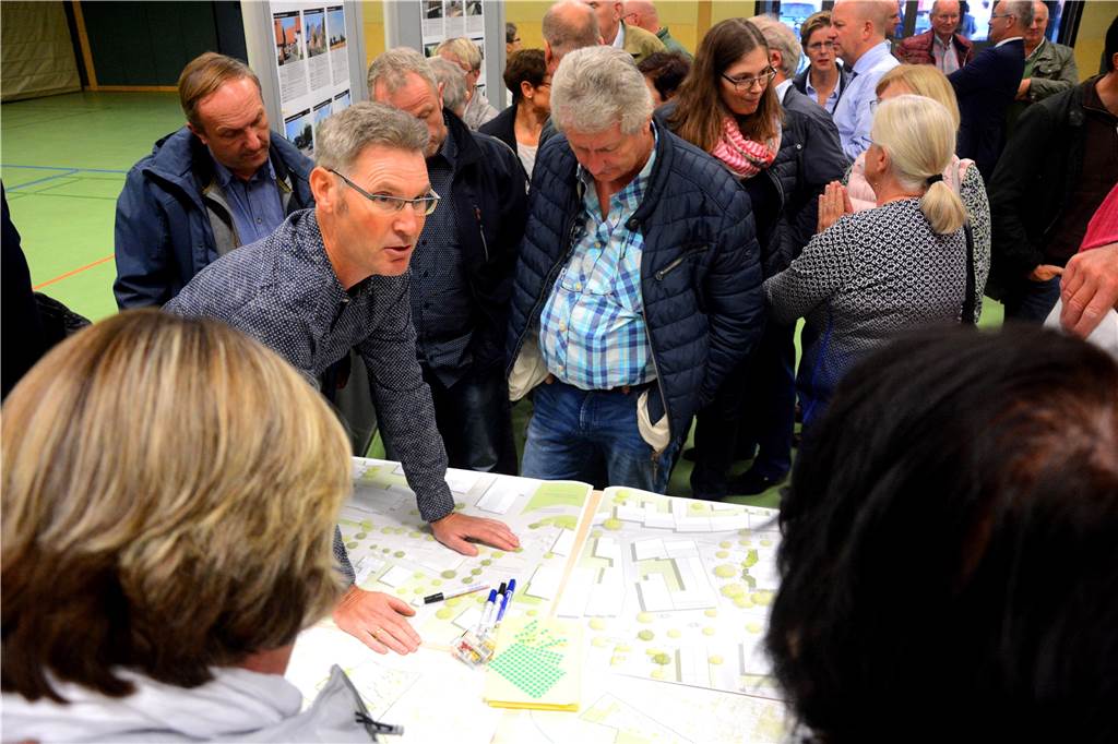 Oeding: Wenn es die Umgehungsstraße schon gäbe, hätten die Oedinger keine Sorgen mehr Das Interesse an der Entwicklung im Ort ist groß: Bei der Bürgerinformation zum Integrierten Städtbaulichen Entwicklungskonzept (ISEK) waren viele Besucher in die Jakobihalle gekommen.