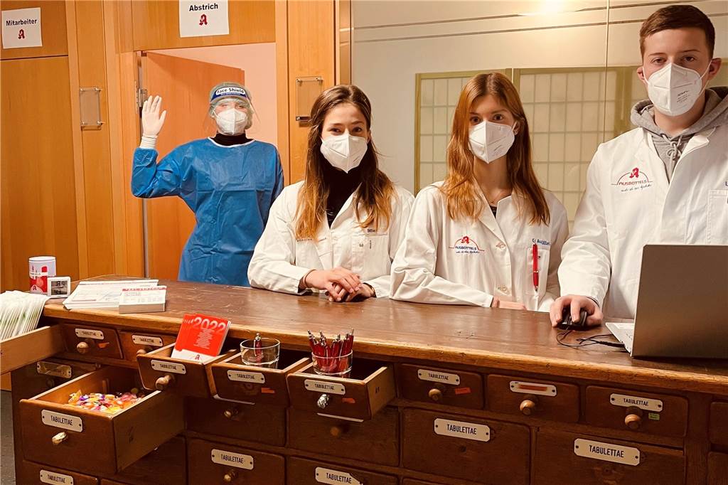 Apotheker-Testzentrum im Herzen der City bietet auch Abendangebot Das Interieur des Apothekenmuseums prägt auch das Ambiente im Testzentrum, in dem (v.l.) sich Emma Röding, Eva Ausbüttel, Cora Zerres und Ruben Bytom um die Testpersonen kümmern.