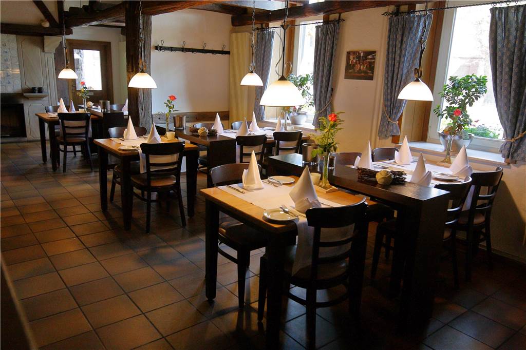 Das Restaurant Kloppendiek in Zwillbrock ist einen (Fahrrad-)Ausflug wert Das Interieur ist eine Mischung aus schick und rustikal. Weiße Stoffservietten treffen auf schwere Holztische.