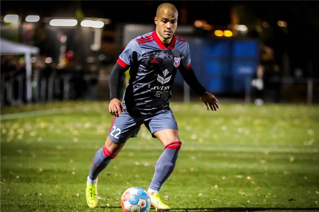 David Odonkor dribbelt im Trikot des TuS Bövinghausen mit einem Ball.