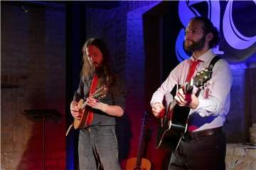 Das Irish Folk Musikduo "Stout" bestehend aus Simon Scherer und Mario Kuzyna begeisterten die Konzertbesucher im Asbecker Dormitorium.