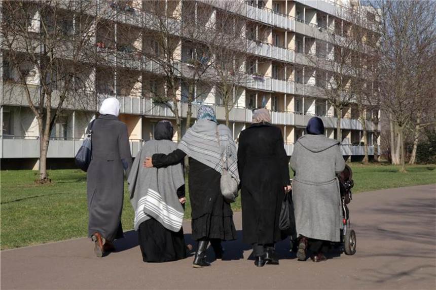 Wie läuft's bei der Integration? Das islamische Kopftuch wird von Menschen, die strengere Regeln für Migration und Einbürgerung wollen, gerne als Gradmesser für Integration herangezogen. Foto: Peter Förster