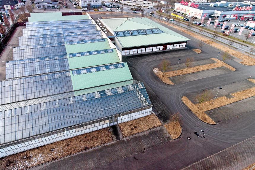 Wie geht es jetzt bei Dehner weiter? Das ist das ehemalige Gartencenter Dehner an der Siemensstraße aus der Luft. Die Hallen und Gewächshäuser stehen leer, aber sind in einem recht guten Zustand. Was passiert hier auf den rund 20.000 Quadratmetern? Foto: Jens Lukas