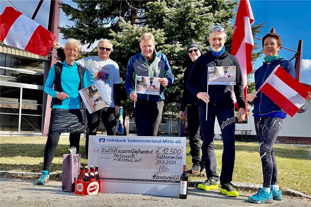 „Bewegung hilft“ ist beendet - es gibt bereits ein neues ambitioniertes Ziel Das ist das Gewinner-Team aus Österreich mit dem Spendenscheck der einen Hälfte für das Netzwerk roterKeil.net.