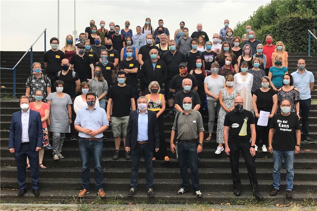 Ohne Maske im Theater? WLT startet mit Hoffnung in neue Spielzeit Das ist das Klassiker-Foto zur Spielzeit-Eröffnung: Die Corona-Pandemie hat das WLT kaum Mitarbeiter gekostet. Aber die tragen bei solchen Terminen heute Maske. Vorne WLT-Direktor Günter Wohlfarth und Intendant Ralf Ebeling neben den Politikern Frank Schwabe und Rajko Kravanja.