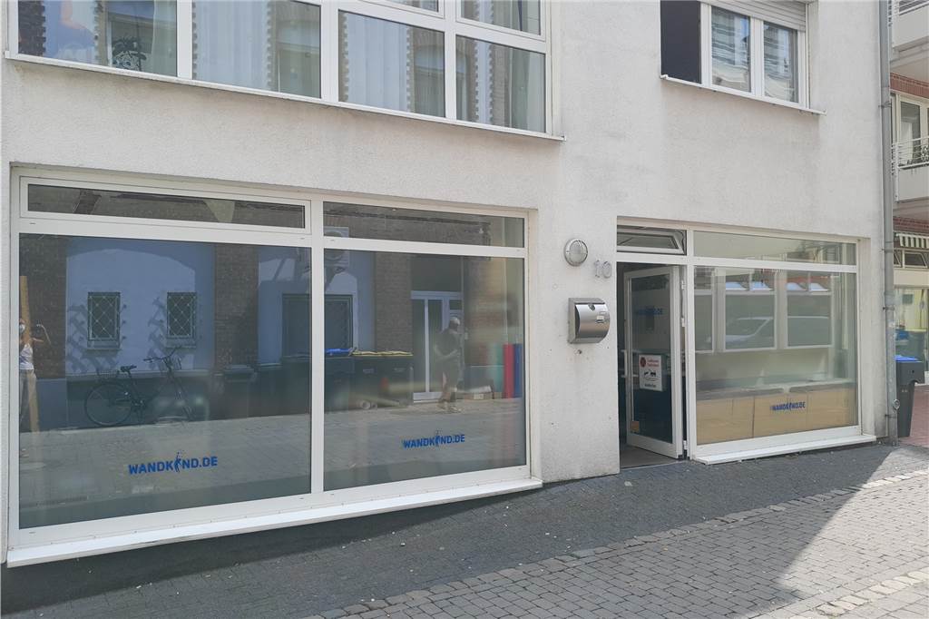 Schnäppchen trotz Immobilien-Boom? Zwangsversteigerung in Lüner City Das ist das Ladenlokal im Erdgeschoss: ein Wandtattoo-Laden.
