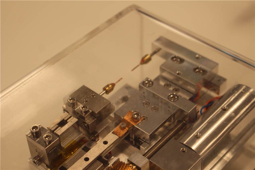 Neue Schwerter Firma arbeitet für die Nasa und Rolls Royce Das ist das Modul, das Kammrath & Weiss für ein Unternehmen entwickelt, das die Belastbarkeit von Spinnenfäden untersuchen wollte.