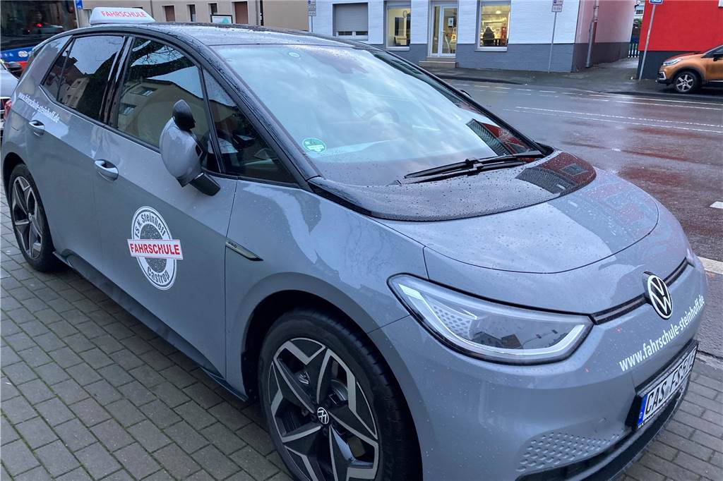 Jens Donajkowski (53) setzt in seiner neuen Fahrschule auf Umweltbewusstsein Das ist das neue E-Auto der Fahrschule an der Wittener Straße in Merklinde.