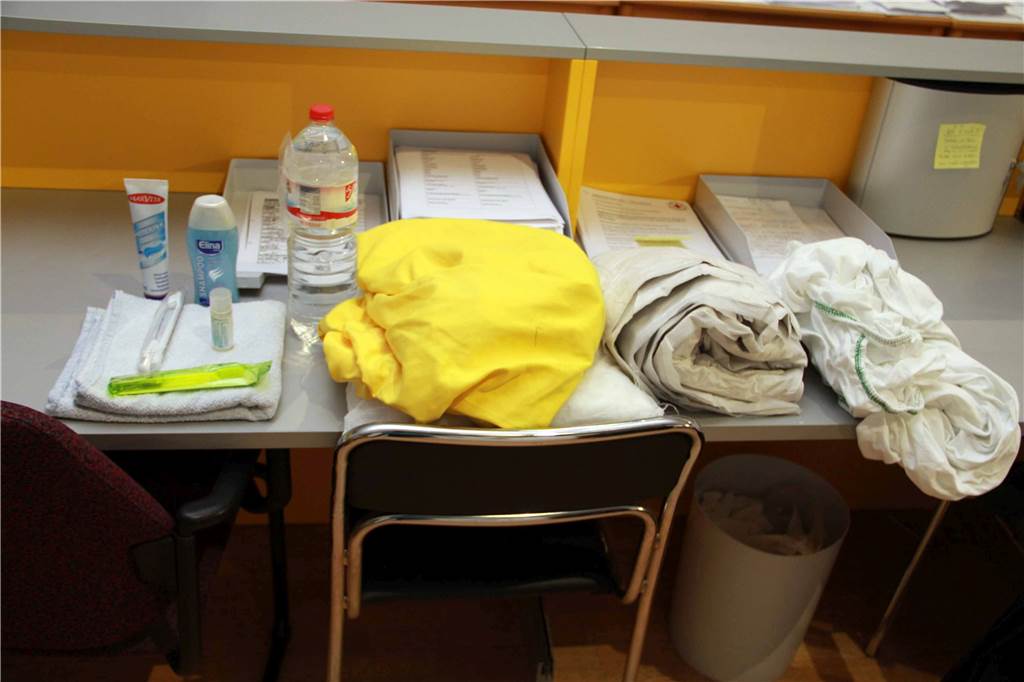 Selm hat Erfahrung mit der Aufnahme von Flüchtlingen - Erinnerung an 2015 Das ist das Starterpaket, das jedem einzelnen Asylbewerber ausgehändigt wurde: Handtuch, Bettlaken, Kopfkissen, Zahnbürste, Zahnpasta, etwas Duschgel und eine große Flasche Mineralwasser ohne Kohlensäure.