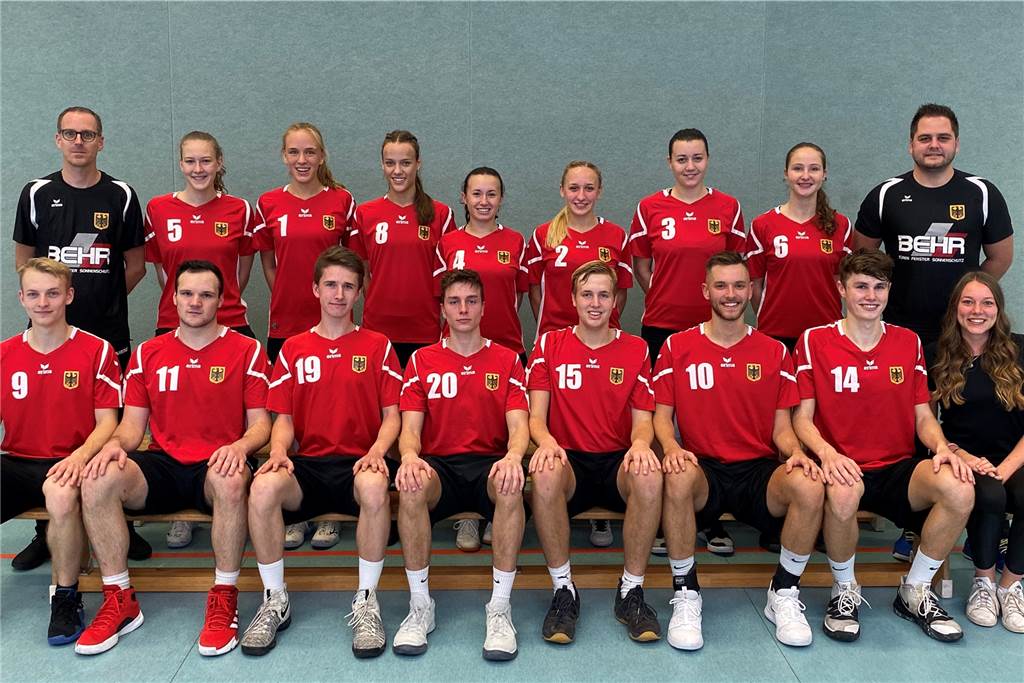 Diese sieben Castrop-Rauxeler kämpfen um den U21-Europameister-Titel der Korfballer Das ist das Team der deutschen U21-Auswahl: (hinten, v.l.) Trainer Vincent van der Slot, Lorena Sellinghoff, Hannah Heilmann, Madeline Gust, Lea Hornung, Julia Strach, Lena Gerlich, Lea Heinzel und Trainer Patrick Fernow sowie (vorne, v.l.) Lucas Witthaus, Timo Lindlar, David Kutschera, Florian Fischer, Thomas Freund, Theo Nowak, Jan Robert Heming und Team-Managerin Lea Sander.