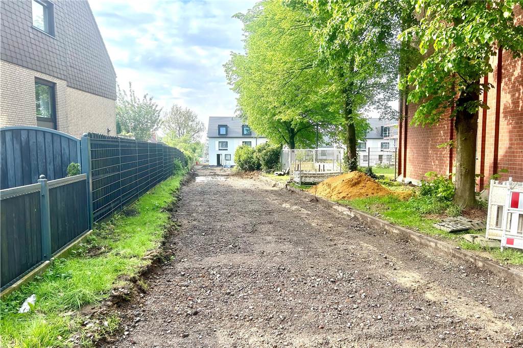 „Im Westviertel“: Besitzer wollen in ihre Häuser, doch das ist zu früh Durchstich von der Gerhart-Hauptmann-Straße zum Baugebiet.