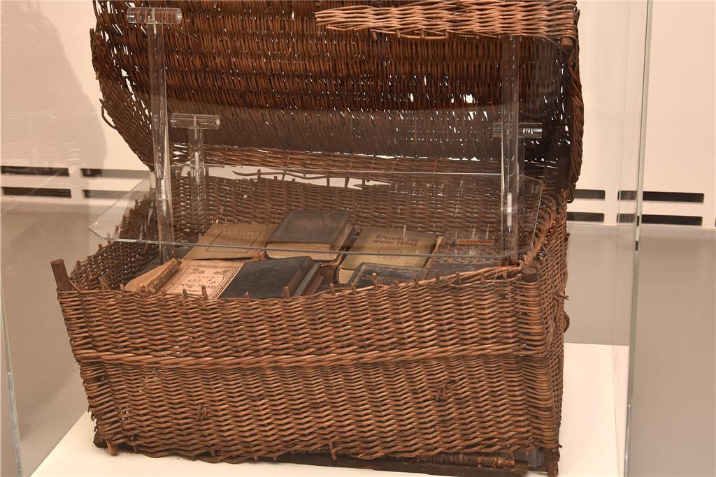Gegenstände im Jüdischen Museum erzählen tragische Geschichten Das ist der original Wäschekorb, der auf dem Dachboden in Bottrop gefunden wurde. Heute wird er in einer Plexiglasbox im Jüdischen Museum ausgestellt.