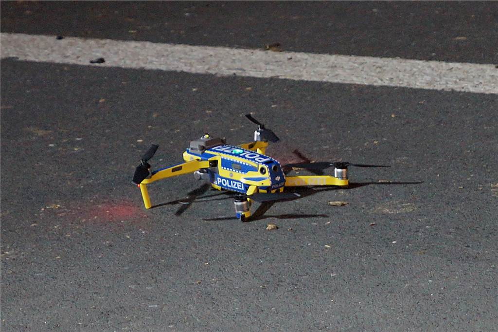 Polizei erklärt Drohneneinsatz nach dem tödlichen B1-Unfall in Unna Das ist die Drohne, die am Samstag in Unna-Hemmerde zum Einsatz gekommen ist, um Aufnahmen von der Unfallstelle zu machen. Es war einer der ersten Polizei-Einsätze eines solchen Fluggeräts im Kreis Unna.