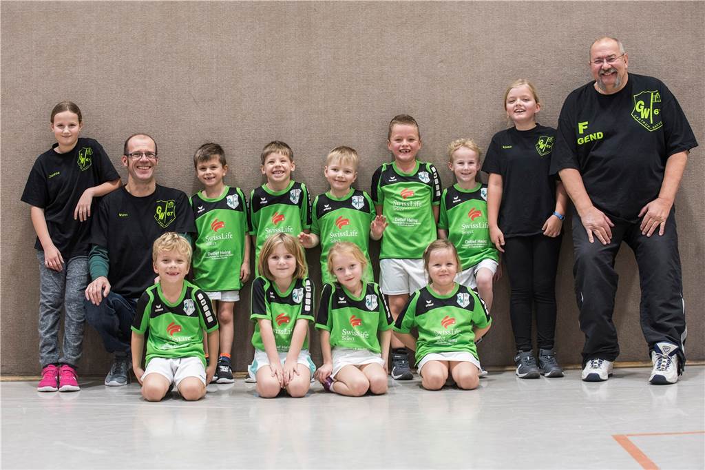 Beim KC Grün-Weiß wird über das Turnen in den Korfballsport hereingeschnuppert Das ist die F-Jugend des KC Grün-Weiß: (oben, v.l.) Johanna Segbert, Trainer Winni Segbert, Luis Samorski, Jonas Weber, Erik Piepenbrink, Paul Saße, Jannik Segbert, Alexa Saße und Trainer Scharlie Zahlmann sowie (unten, v.l.) Jean Roß, Luna Lucas, Lynn Balzuweiz und Anna Faber.