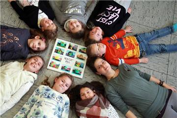Das ist die Kunst-AG des Offenen Ganztags an der Wieschhofschule. Hier zeigt sie einige ihrer Bilder aus dem Skulpturenprojekt.