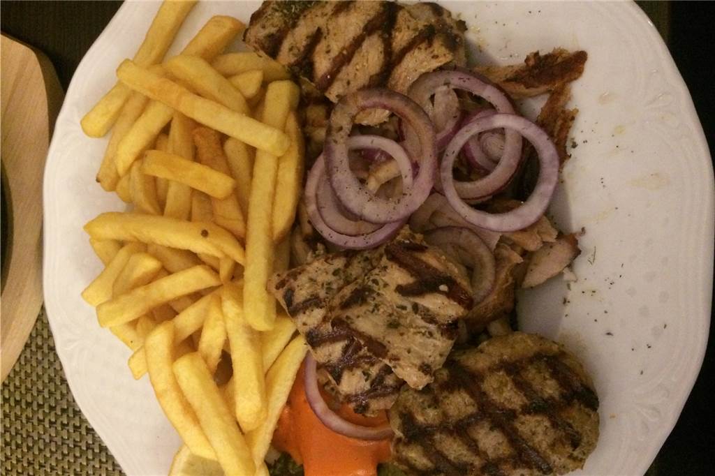 Poseidon: Gute Küche und eine Speisekarte, auf der Borussia und Schalke punkten Das ist die Lünen-Platte mit Souvlaki, Suzuki, Schweinefilet, Gyros und Pommes Frites. Salat gab es extra.