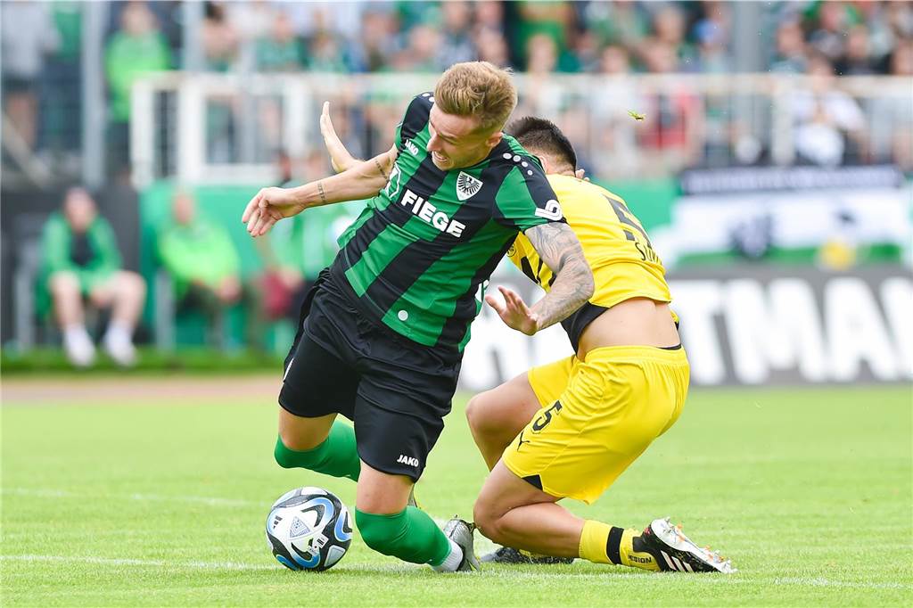 BVB-U23 startet bei Preußen Münster in die neue Saison: 3. Liga im Live-Ticker Mario Suver und Joel Grodowski im Zweikampf.