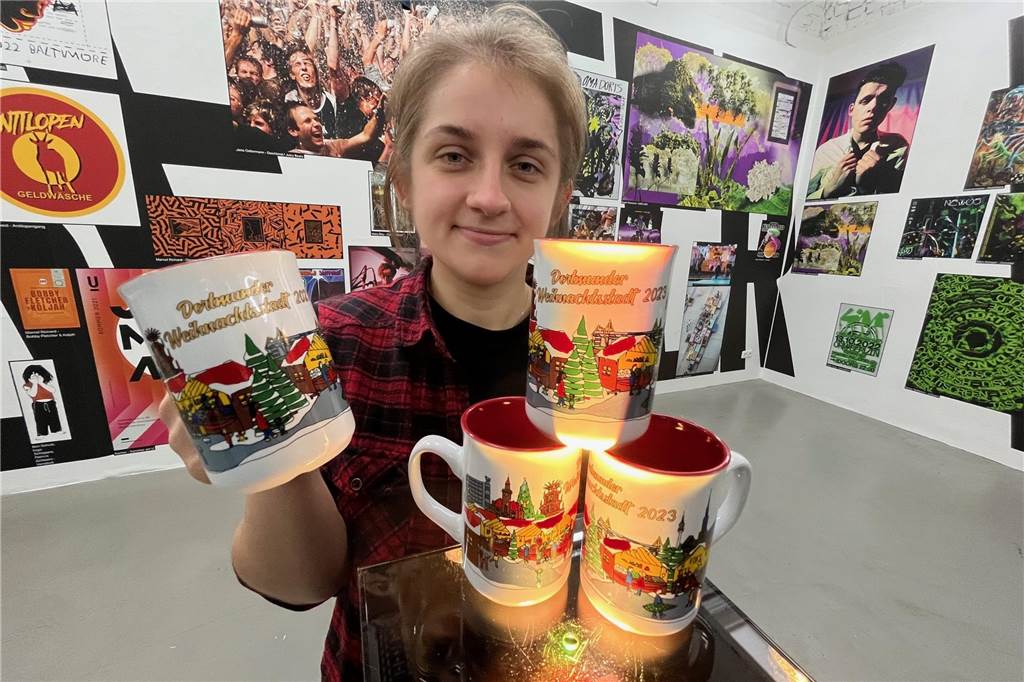 Sammlerstück oder Lagerhüter?: Stimmen Sie hier zu Dortmunds Weihnachtsmarkt-Tasse ab Anna Helm zeigt die von ihr gestaltete Weihnachtsmarkt-Tasse.