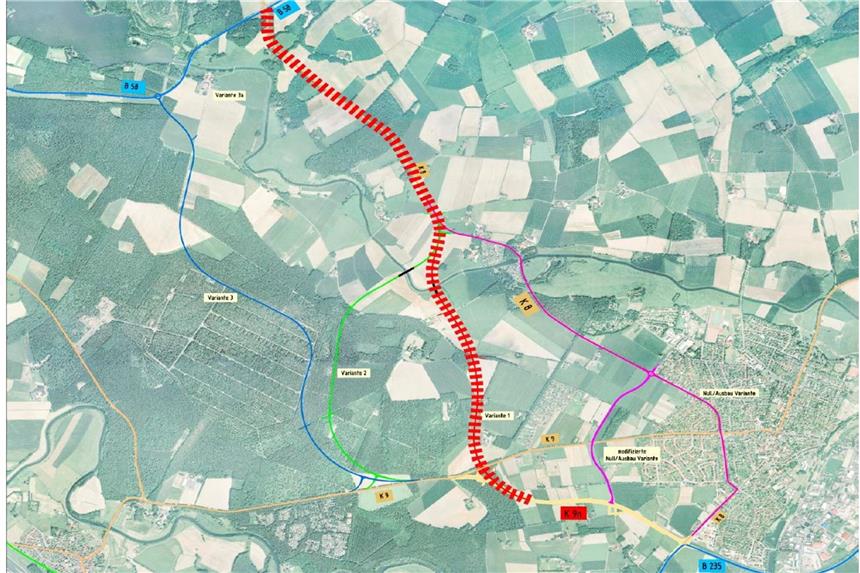 Das ist die Variante, die der Kreis bevorzugt. Diese Trasse ist eine ortsnahe Variante. Südlich wird die K 8n in diesem Fall an den Knotenpunkt zwischen K 9AN5.1 und Eversumer Straße angeschlossen und bis zur Kökelsumer Straße (K 8) fortgeführt. Auf diese trifft die K 8n nördlich der Füchtelner Mühle. Die neue Trasse quert die Stever ca. 600 m westlich der Füchtelner Mühle, Somit muss zur Realisierung dieser Variante eine Brücke von ca. 110 m Länge errichtet werden. Ein fahrbahnbegleitender Radweg ist auf ganzer Länge vorgesehen. Die Gesamtlänge der Trasse beträgt 4.650 m. Quelle: Kreis Coesfeld