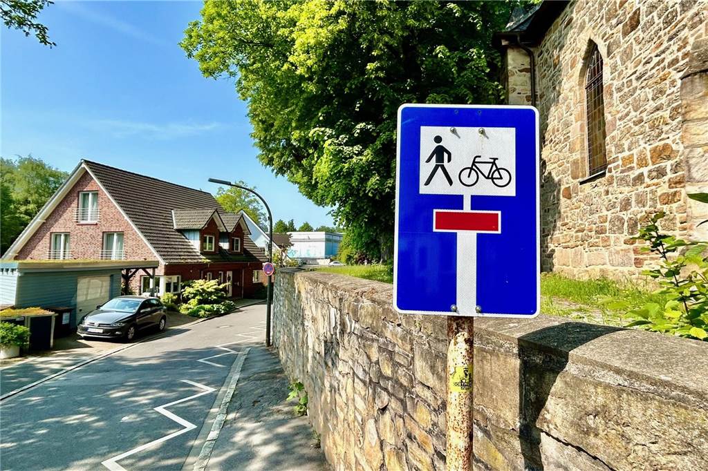 Wegen Elterntaxis: Straßensperrungen vor Grundschulen werden geprüft Zufahrt zur Ostenberg-Grundschule