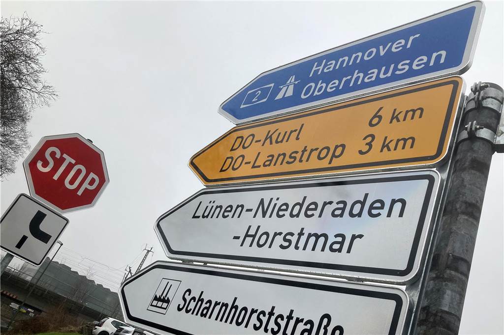 Das ist eine neue Hinweistafel, die der Landesbetrieb im Frühjahr 2023 aufgestellt hat: Die Anschlussstelle in beide Fahrtrichtungen wird ausgewiesen.