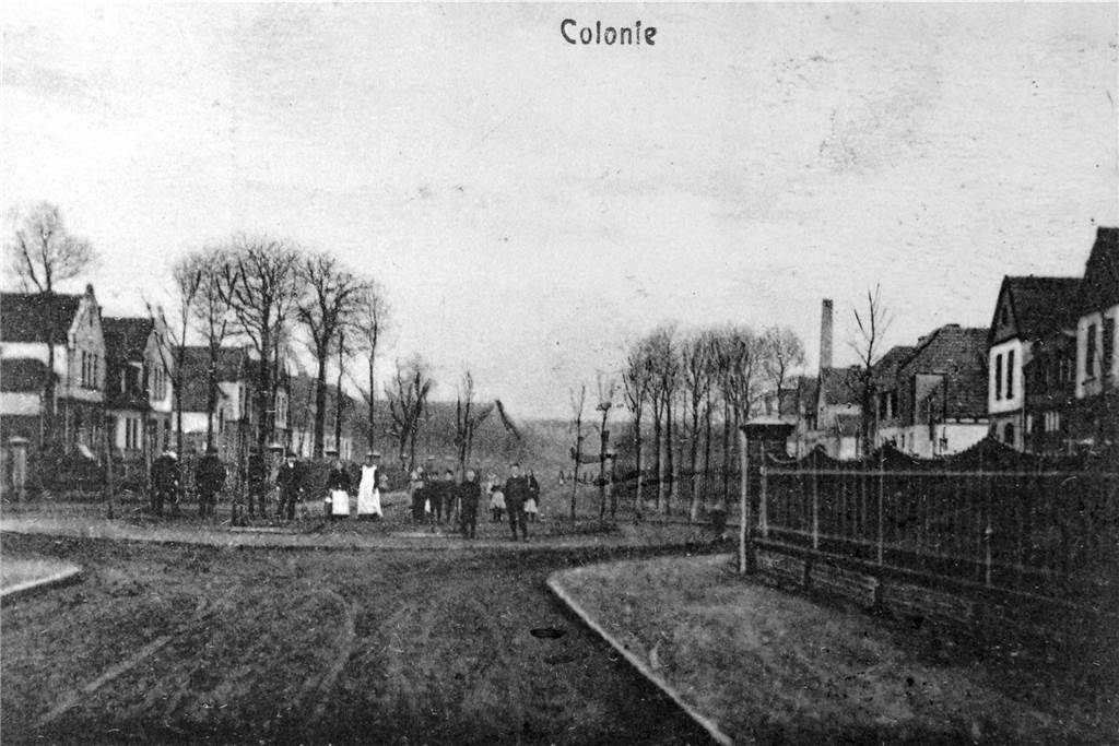 Das ist eine Postkarte von 1916, die die Zechensiedlung Preußen II in Horstmar am Rondel im Bereich Lanstroper und Querstraße zeigt. 
