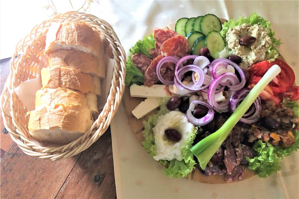 Neues Restaurant im Dortmunder Westen macht Fleischesser glücklich Das ist eine rumänische kalte Platte, unter anderem mit Auberginen- und Fischroggensalat, Weißkäse und hausgemachter Wurst.