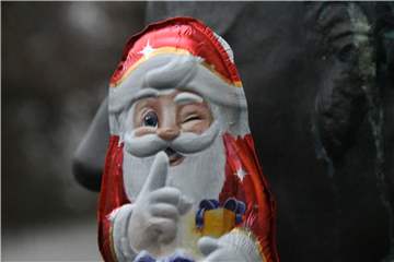 Das ist einer der Orte, die der Nikolaus besucht hat. Zu diesem Ort - im Rätsel ist das Ort Nummer 2 - müssen viele Menschen gehen. Manchmal innerhalb einer bestimmten Zeit und mit bestimmten Unterlagen.