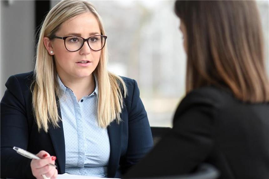 Wie werde ich Personaldienstleistungskaumann/frau? Das ist keine Übung: Auch in der Ausbildung führt Julia Sefzick echte Bewerbungsgespräche. Denn nur so lässt sich das für den Job nötige Gespür entwickeln. Foto: Henning Kaiser/dpa-tmn