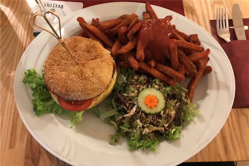 Lumber Jack‘s Diner: Rustikales Ambiente und ziemlich große Portionen Das ist mein Veggie-Burger mit den Süßkartoffel-Pommes und Salat