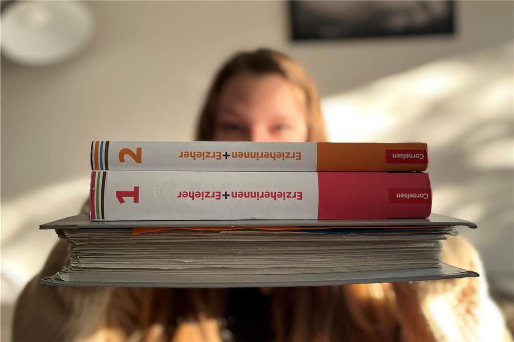 Wenn die Wertschätzung fehlt: Erzieherin Larissa Michalak berichtet Das ist nur ein kleiner Teil der vielen Unterlagen, die Larissa Michalak noch aus ihrer Ausbildung hat.