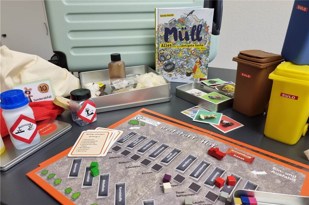 Kinder im Kreis Coesfeld lernen spielend den Umgang mit Abfall Das ist nur ein Teil der umfangreichen Materialen des Abfallkoffers für Grundschulen