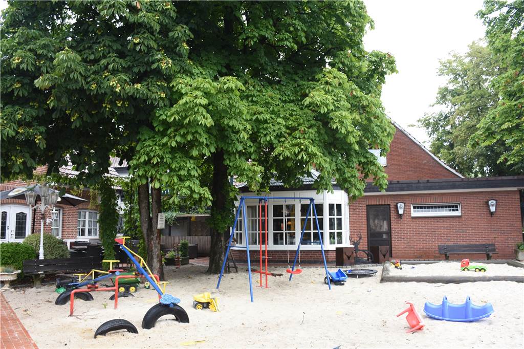 Perfekt für Familien: Gut-bürgerliche Küche und magenfüllende Portionen im Landgut Ritter Das ist nur ein Teil des riesigen Kinderspielplatzes. Es gibt auch noch eine Reifen-Schaukel, eine Riesen-Rutsche und sogar einen Streichelzoo.