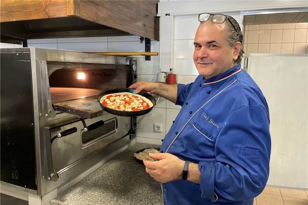 Allen Skeptikern zum Trotz: Paolo Leto eröffnet Pizzeria an Varziner Straße Koch Gianni de Nitto vor dem Pizzaofen in der neuen Pizzeria "Da Paolo" in der Varziner Straße in Huckarde