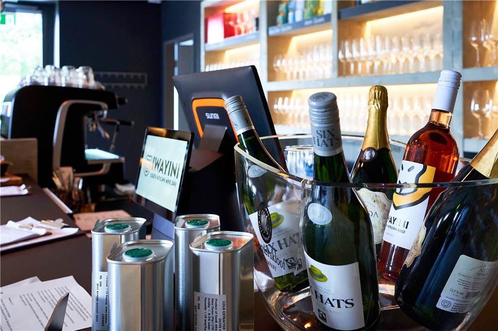 Südafrika-Expertin macht den Test: Wie schmeckt‘s in der Weinbar „Iwayini“? Das "Iwayini" hat sowohl Weine im Ausschank als auch in der Flasche zum Verkauf.