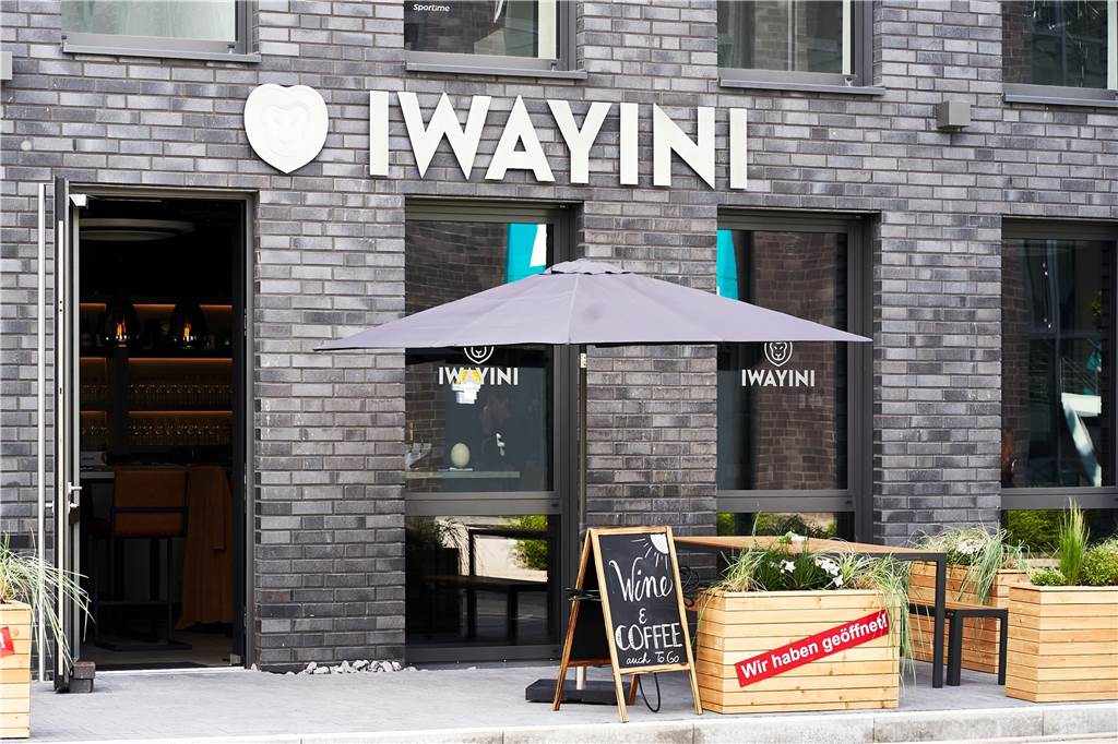 Südafrika-Expertin macht den Test: Wie schmeckt‘s in der Weinbar „Iwayini“? Das „Iwayini“ liegt am Pariser Bogen 11 in der Stadtkrone Ost.