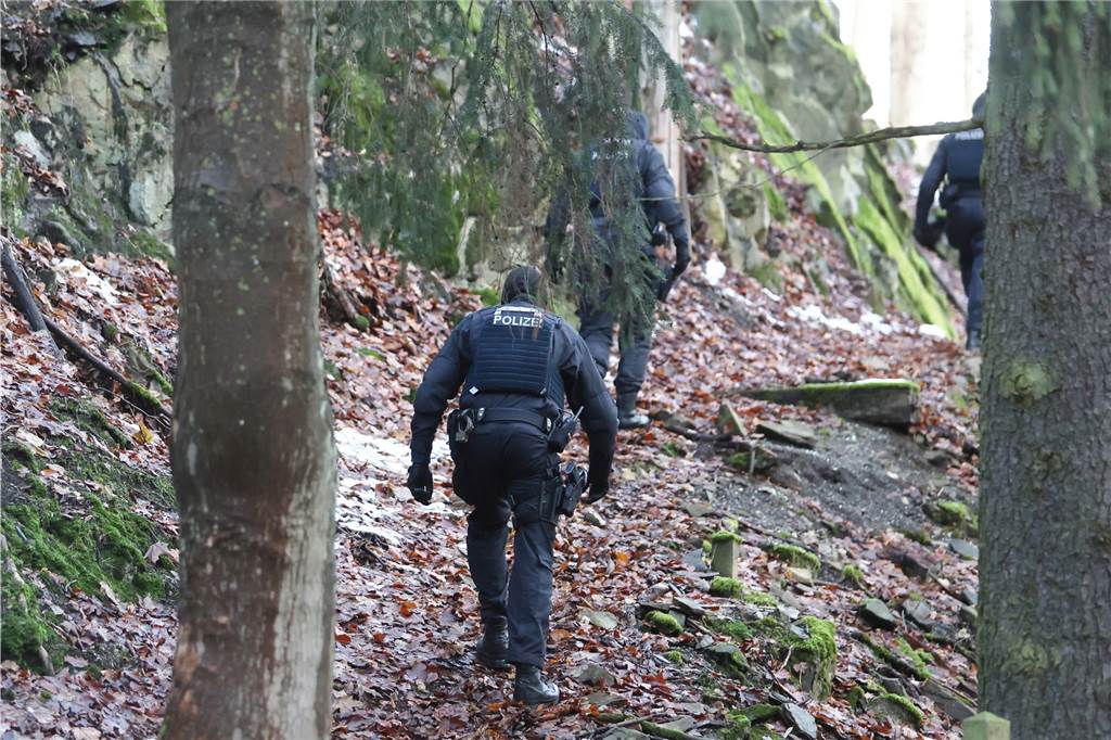 Bundesweite Razzia in Reichsbürgerszene: Acht Haftbefehle Einsatzkräfte der Polizei gehen einen Weg zum Jagdschloss Waidmannsheil, während der Durchsuchung durch die Polizei.