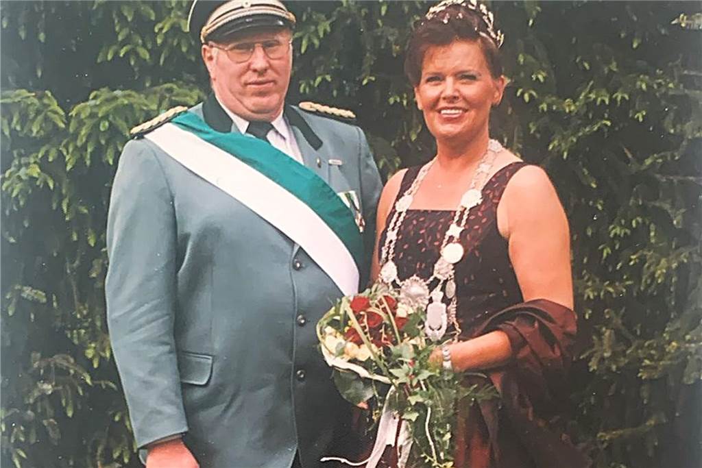 Das Jahr 2000 bildet eine Zäsur - nicht nur wegen der Jahrtausendwende und dem Beschluss, fortan das Jahr 1925 als Gründungsjahr des Vereins anzunehmen. Erstmals ist es 2000 eine Frau, die in Werne den Vorgel abschießt und sich damit selbst auf den Thron setzt: Petra Wöstenfeldt wird Königin beim Langerner Jubiläumsschützenfest und wählt Heinz Demuth zum Mitregenten. 