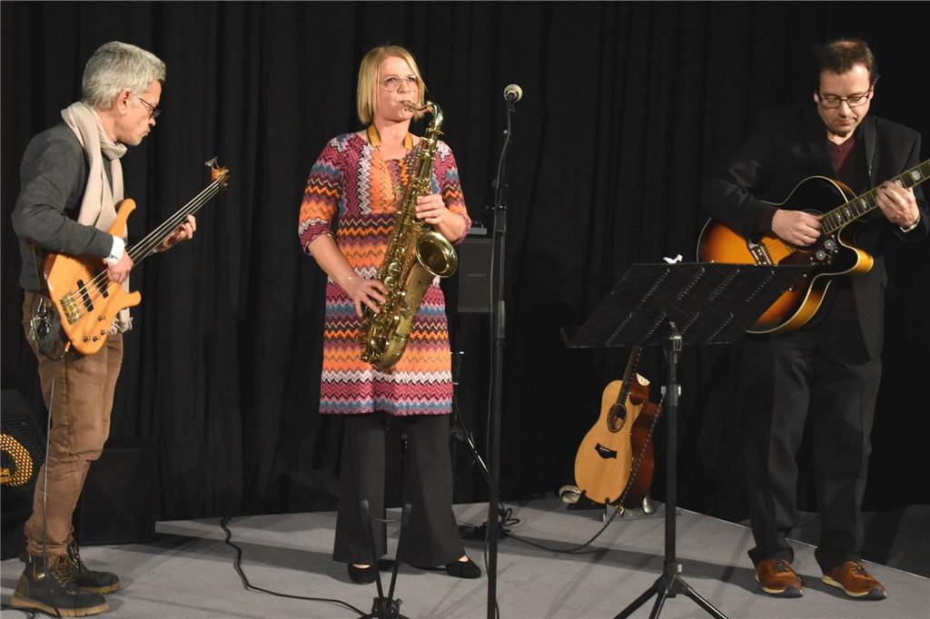 Förderverein Freibad Brambauer erhält Ehrenamtspreis beim Jahresempfang Das Jazz-Trio Lünen spielt auf der Bühne.