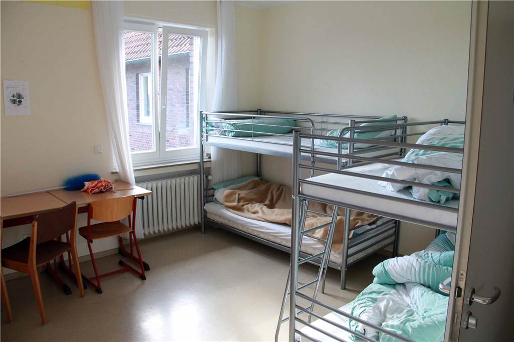 Warten und Frust: Olfener Flüchtlingen fehlen Papiere von Stadt Olfen Das Josefshaus in Seppenrade gehörte einmal zu einem Kloster. 2015 (Archivbild) wurde es zu einer Unterkunft für unbegleitete Jugendliche, meist aus Syrien und Afghanistan, umgebaut.