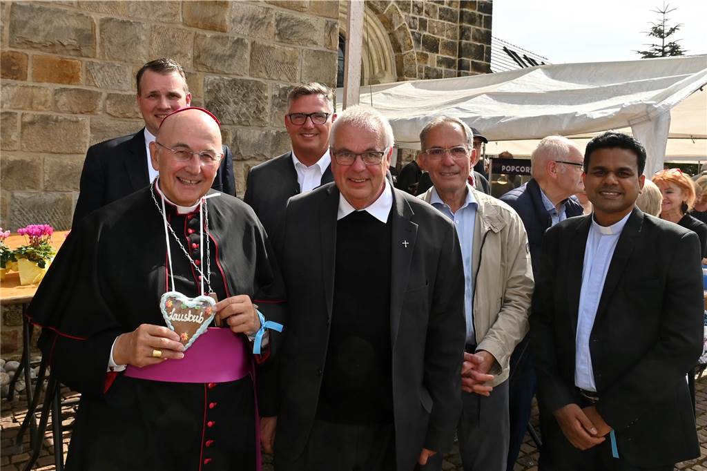 Das Jubiläum der Kirchengemeinde ist zugleich ein Jubiläum für den Stadtteil bzw. für das Dorf Wulfen. Deshalb kamen am Sonntag viele Menschen zur Kirche.