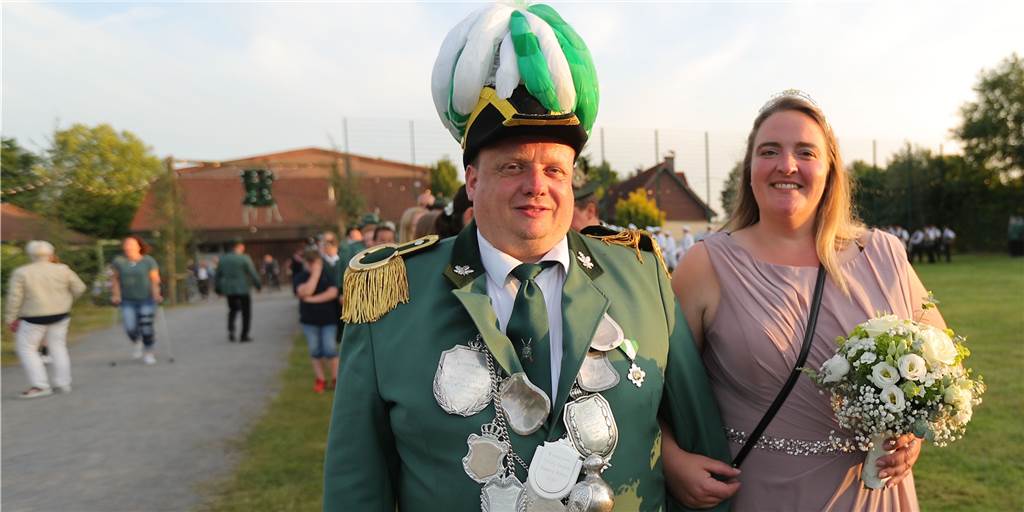 200 Jahre Schützenbruderschaft in Vinnum: Noch ein Ball zum Abschluss Das Jubiläumskönigspaar vor dem Königsball am Sonntag: Christian Olfens und seine Frau durften am Abend feiern.