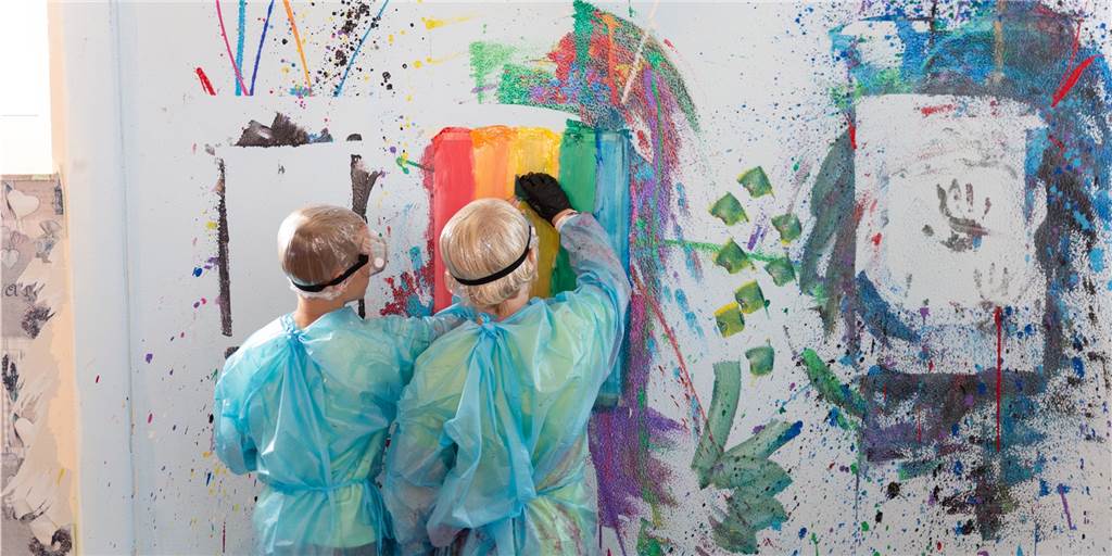 Feuriges Ferienangebot: Feuerpädagogen zu Gast am Jugend-Kloster Zwei Kinder bemalen eine weiße Wand bunt.