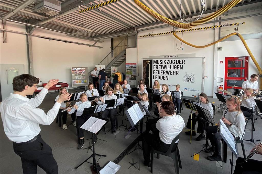 Dirigent Sebastian Busch mit dem Jugendorchester des Musikzugs.
