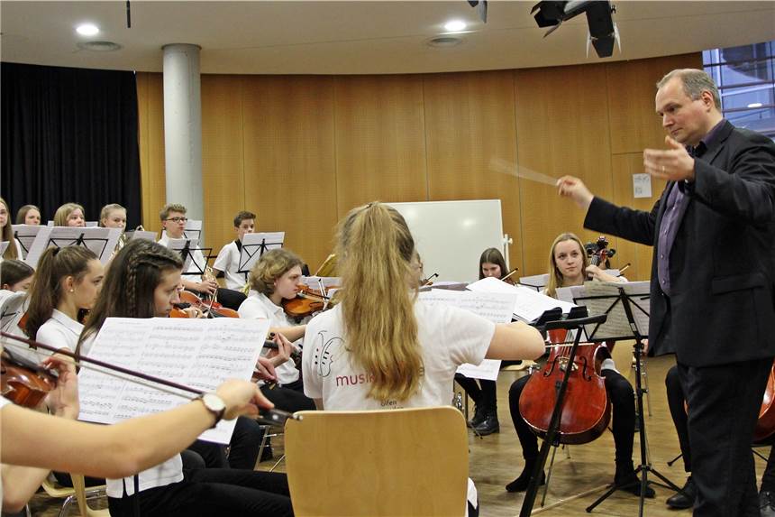 Jugendsinfonieorchester spielt Haydn und auch den Kaiserwalzer Das Jugendsinfonieorchester des Musikschulkreises Lüdinghausen unter der Leitung von Elmar Sebastian Koch gastiert in Nordkirchen.