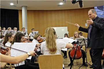 Das Jugendsinfonieorchester des Musikschulkreises Lüdinghausen unter der Leitung von Elmar Sebastian Koch gastiert in Nordkirchen.