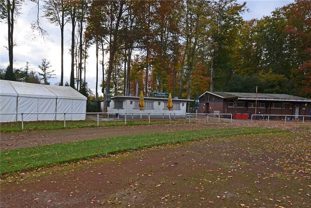 Fußball-Stars der Euro2024 könnten im Dortmunder Westen trainieren Das Kabinen-Gebäude (r.) ist ebenfalls in die Jahre gekommen. Die Sanierung soll aber zu einem späteren Zeitpunkt erfolgen, erklären die stäadtischen Sport- und Freizeitbetriebe.