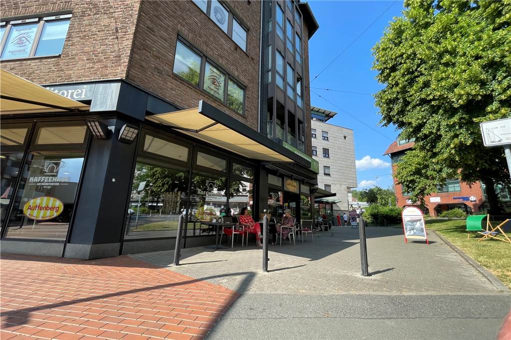 Verkäufer, Kundin und Chefin des Kaffeehauses Auffenberg: Alle traurig Das Kaffeehaus der Bäckerei Auffenberg schließt wegen Personalmangels.
