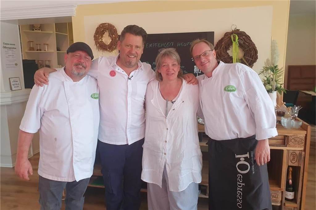 „Kahre’s Küchenzauber“ im Fernsehen: „Sie wollten uns unbedingt haben“ Das Kahre-Team mit Mike Süsser (2. v. li.).